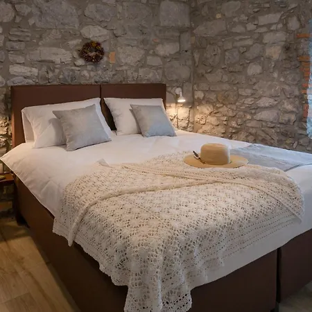 Apartmaji In Sobe Odlicna Hisa Apartamento