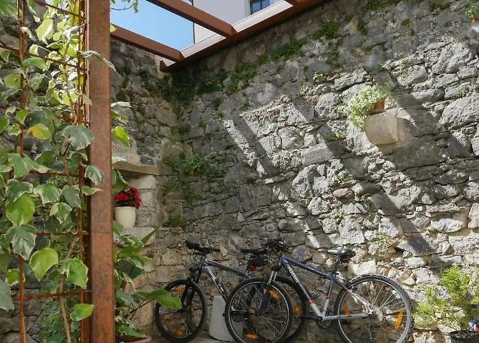 Apartmaji In Sobe Odlicna Hisa Διαμέρισμα *